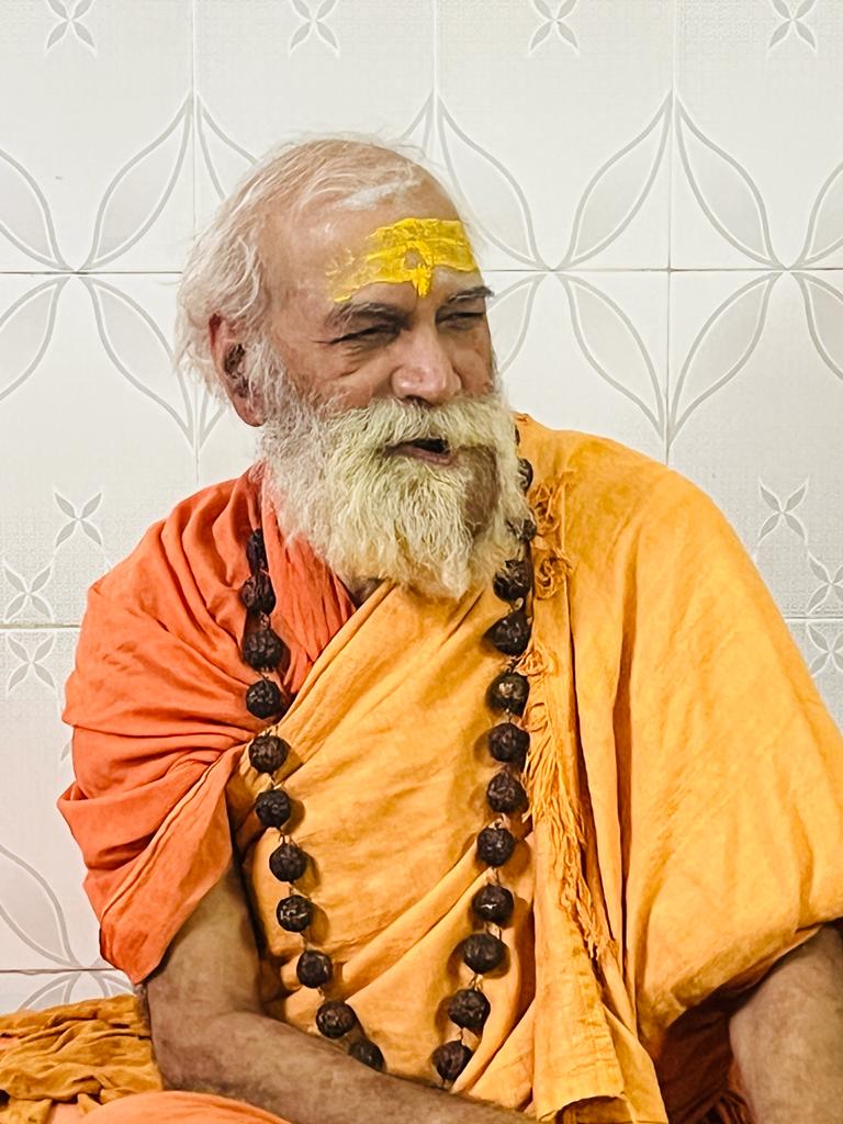 आसनस्थ परम पूज्य स्वामी श्री सर्वेश्वरानन्द सरस्वती जी महाराज